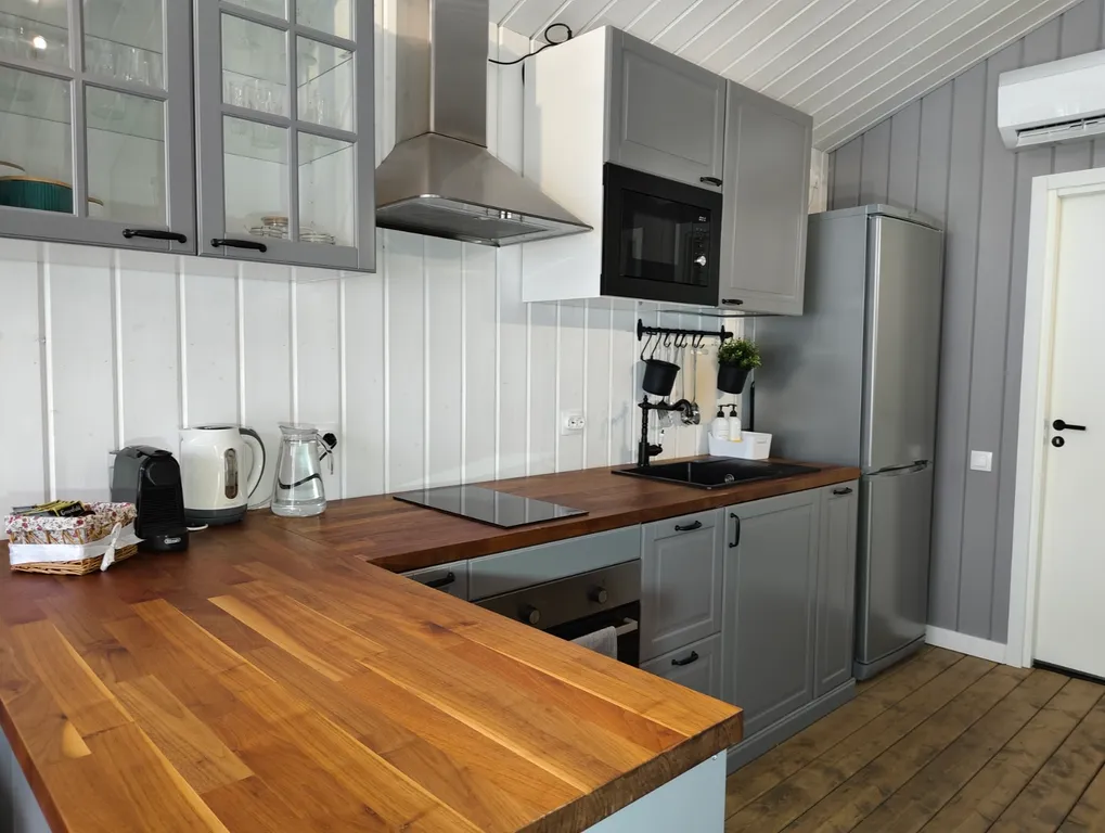 Современный уютный домик с камином на берегу реки Оки