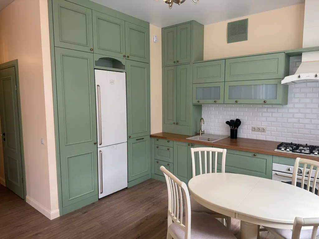 Солнечная квартира с мебелью из натурального дерева, рядом с морем