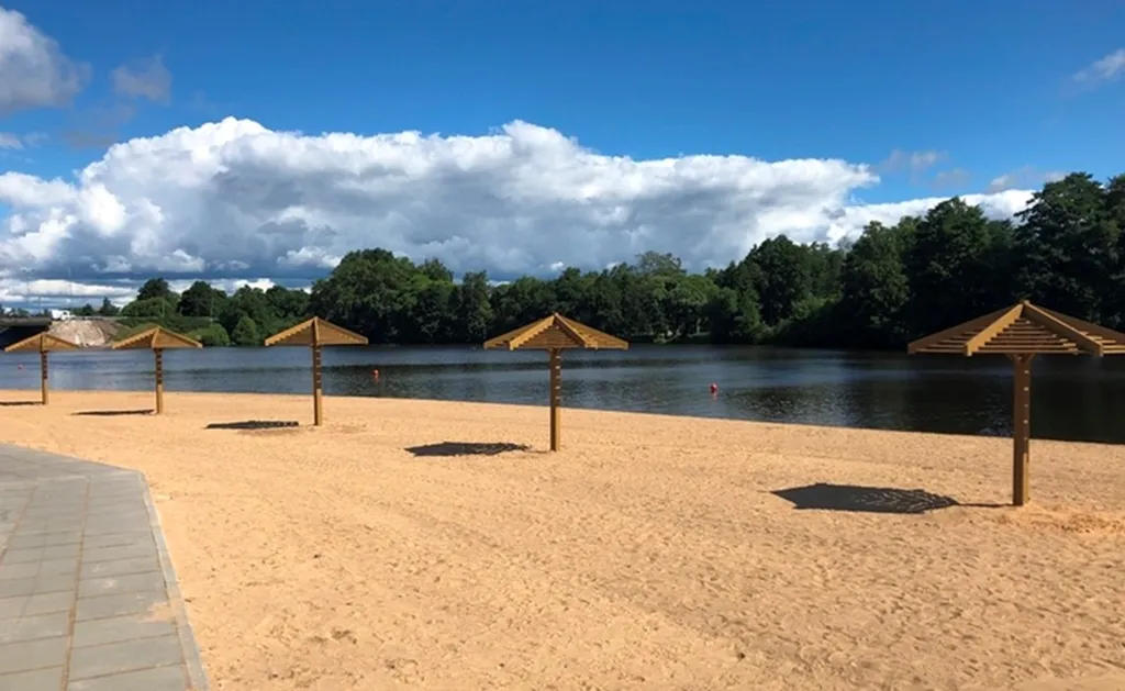 Просторная студия с огромной лоджией у озера