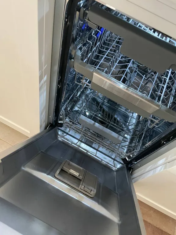 Дом с бассейном у леса