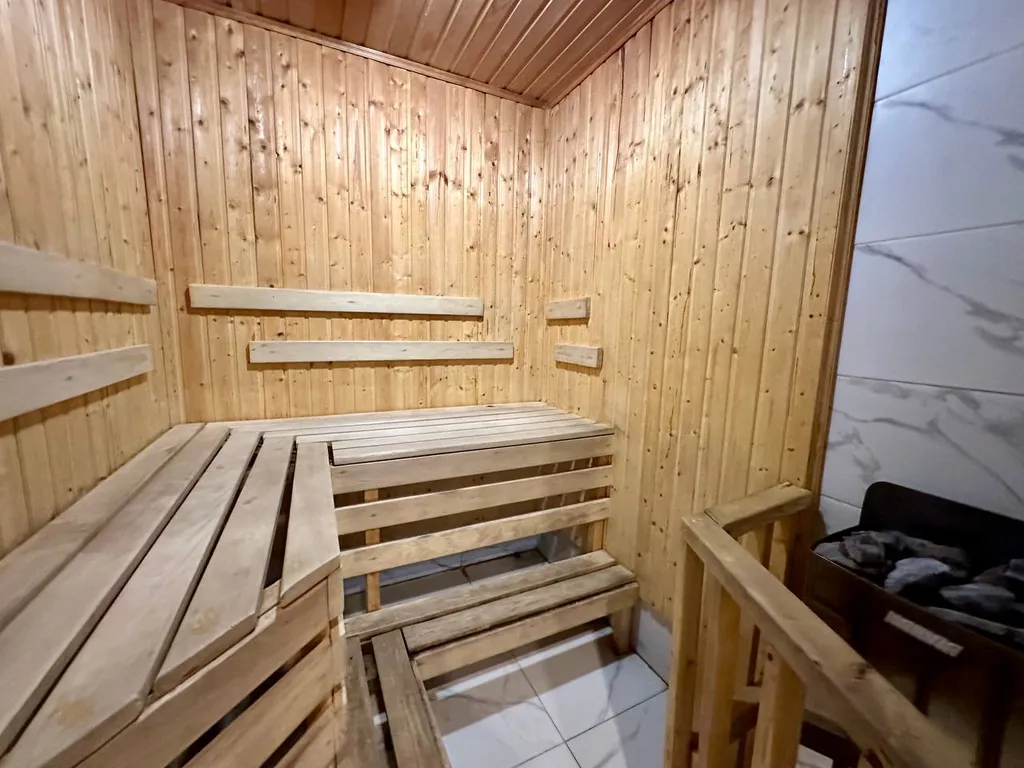 Дом с бассейном, в черте города