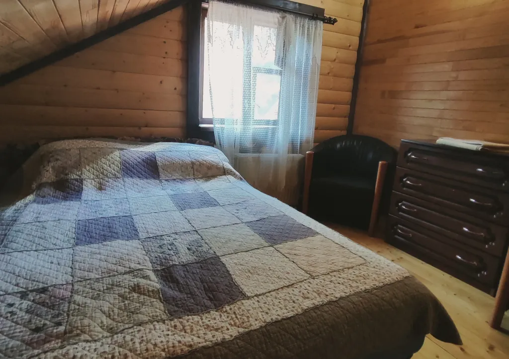 Бревенчатый коттедж на озере Селигер