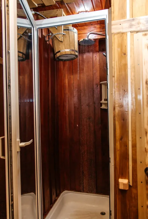 Дом с баней на берегу реки