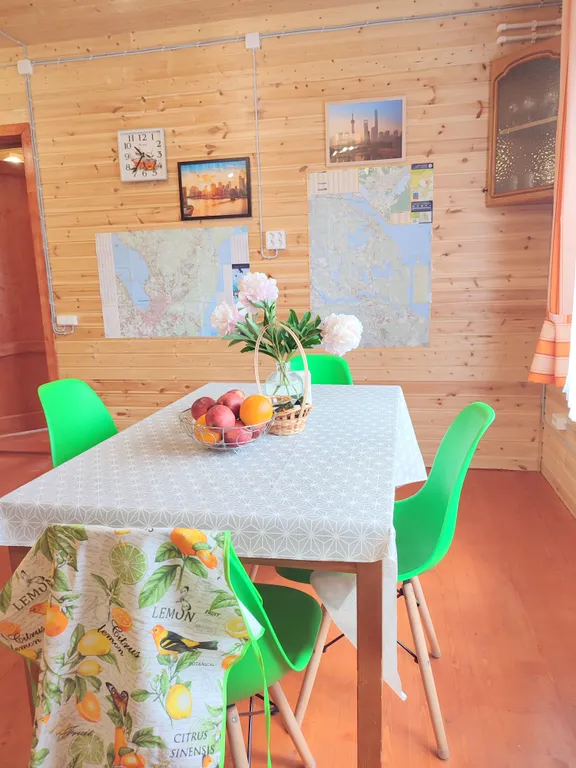 Птица синица House с огромным балконом у озера