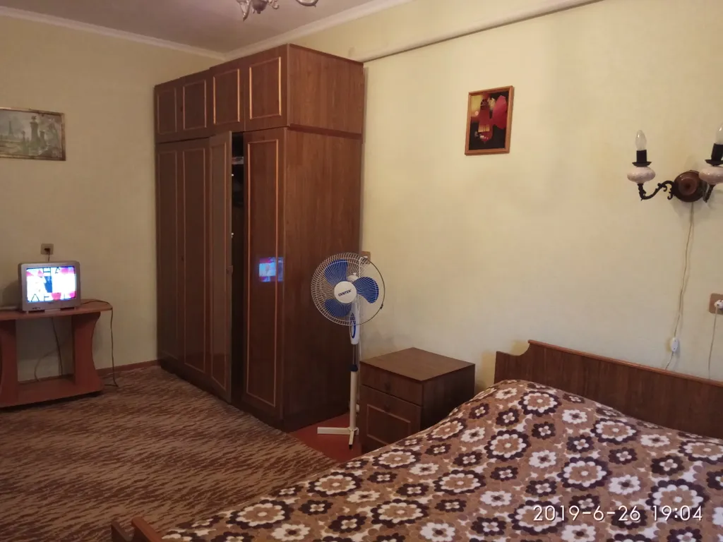 Светлая комната с видом на осенний сад