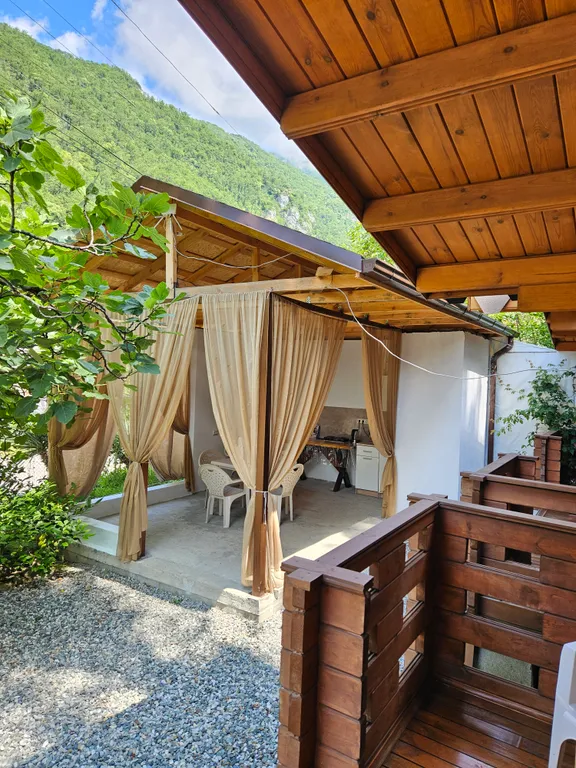 Коттедж Эко домик с парковкой рядом с горной рекой — Гагра