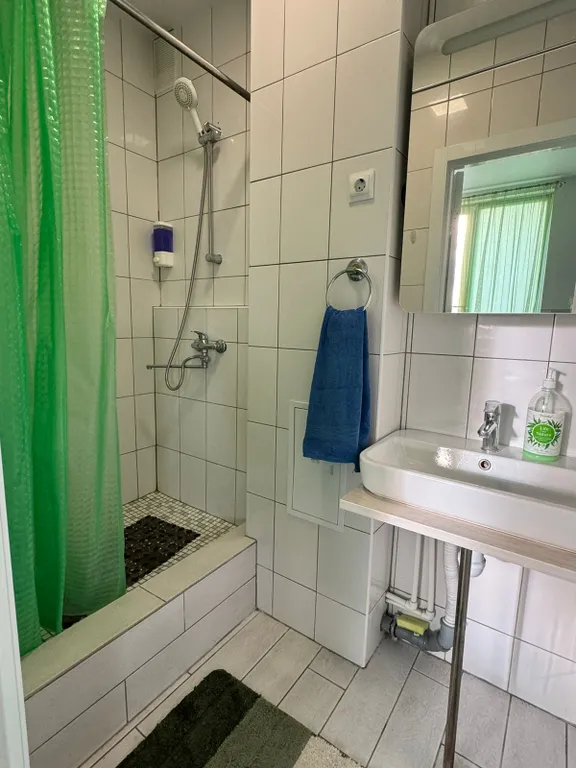 Шикарная студия с выходом на собственную крышу с садовой мебелью