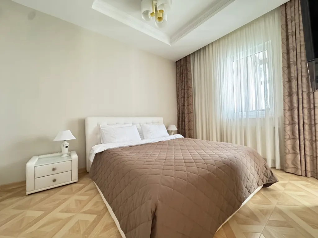 Уютная квартира в центре со своей террасой и бассейном — аренда посуточно в Сириус