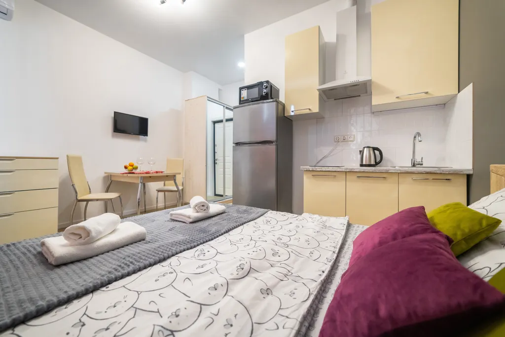 Просторная студия с балконом и видом на горы