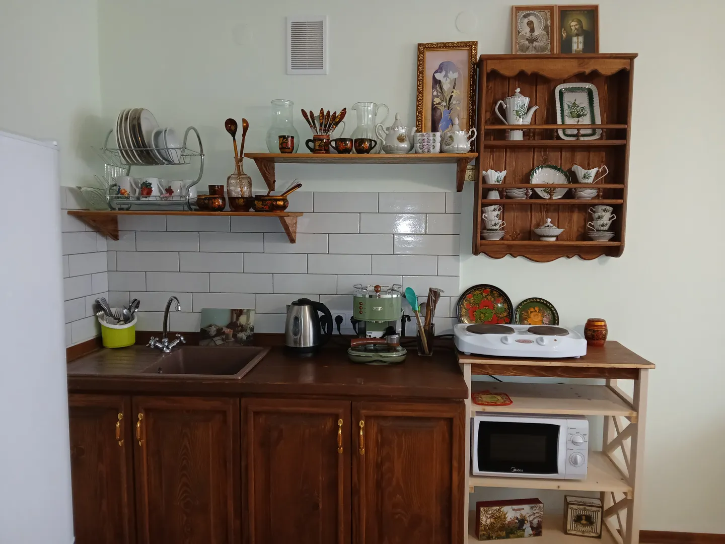 Кухонная зона, имеется всё для приготовления и употребления пищи
