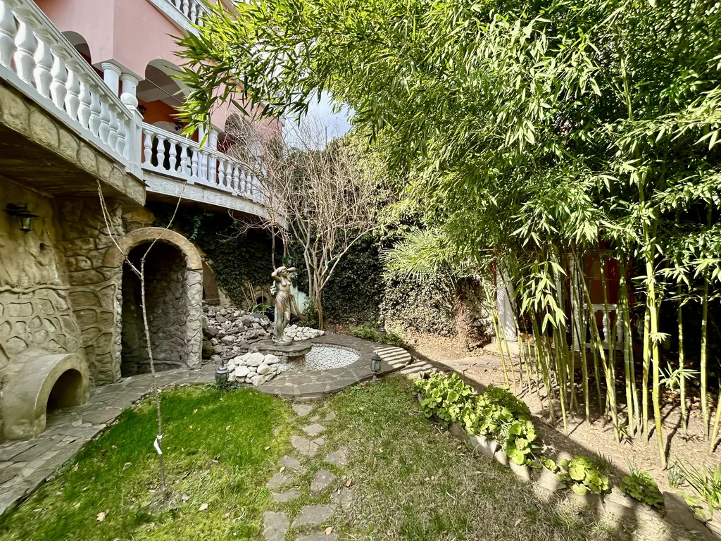 Вилла с бассейном и сауной в центре Ялты