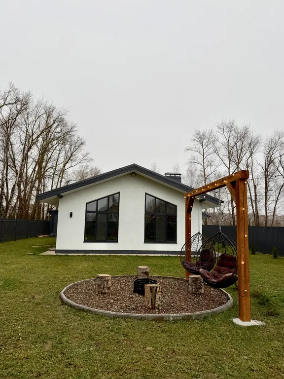 Уютный дом с панорамными окнами рядом с озером