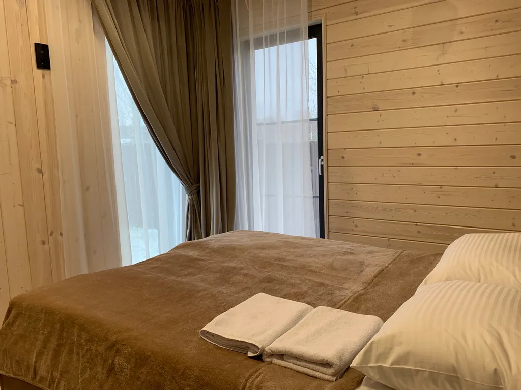 Дом под горой у реки