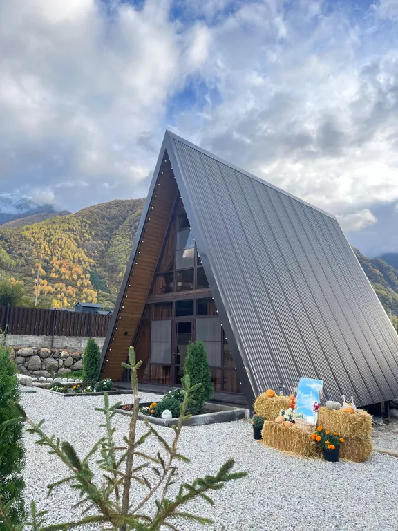 А-фрейм дом с видом на на горы