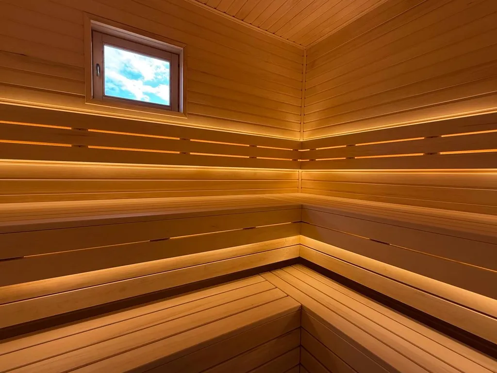 Загородный дом с большой террасой, кострищем и финской сауной