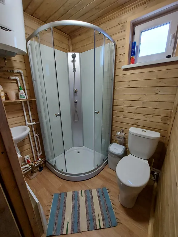 Домик на берегу пруда для трёх человек