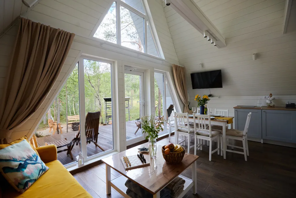 Современный дом в сосновом лесу