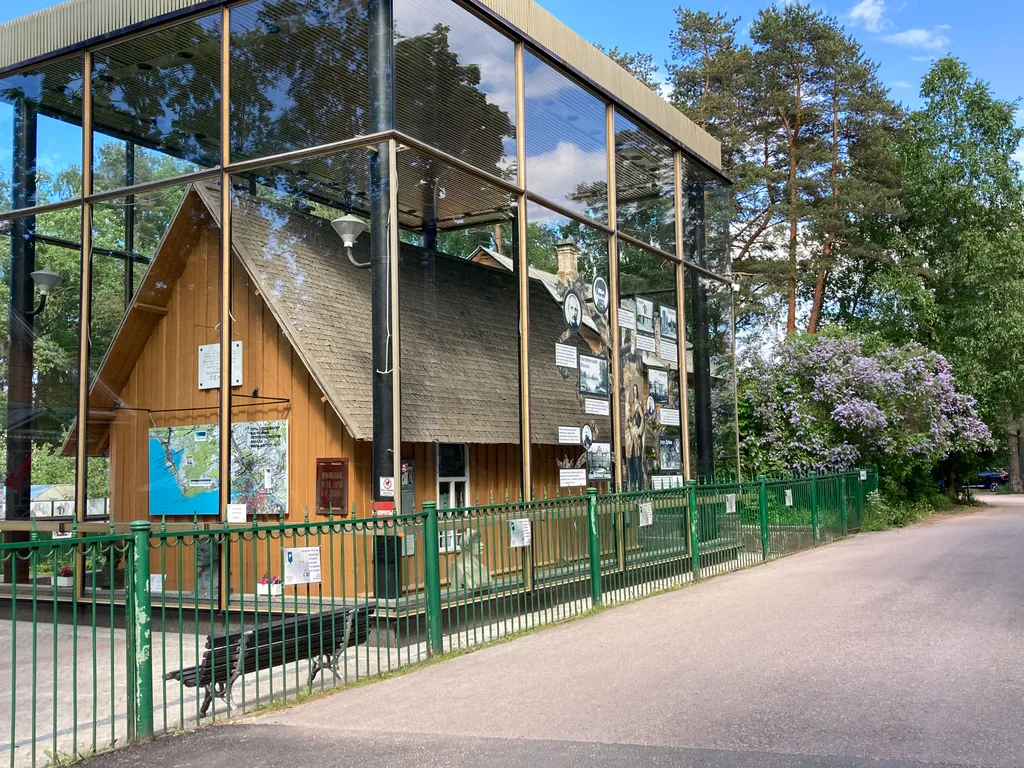 Просторная студия с огромной лоджией у озера