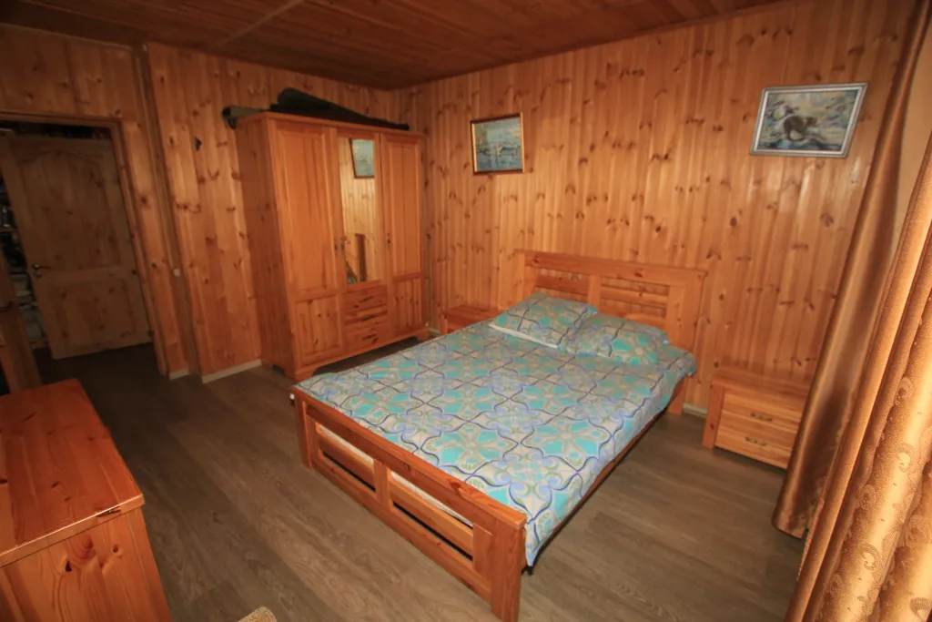 Шикарный дом находится на берегу озера, окруженный хвойным лесом