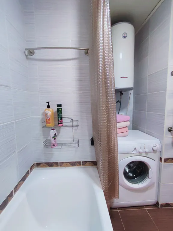 Центр с видом на озеро и парковкой во дворе