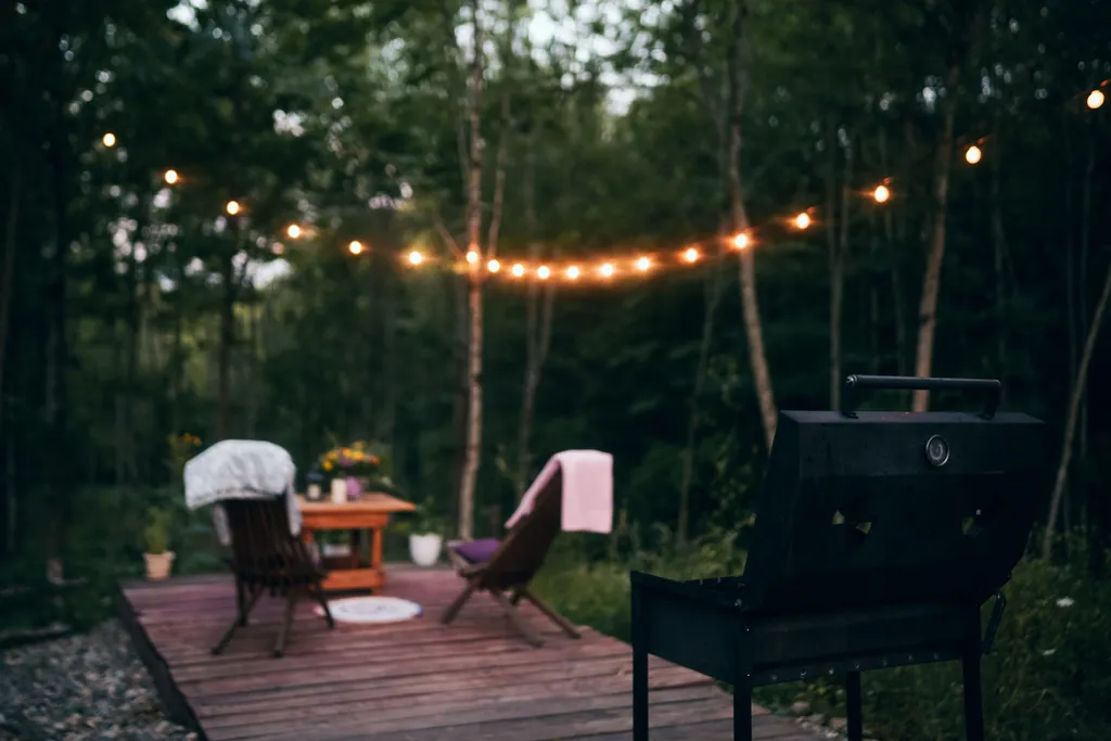 Уютный домик в лесу с террасой и беседкой