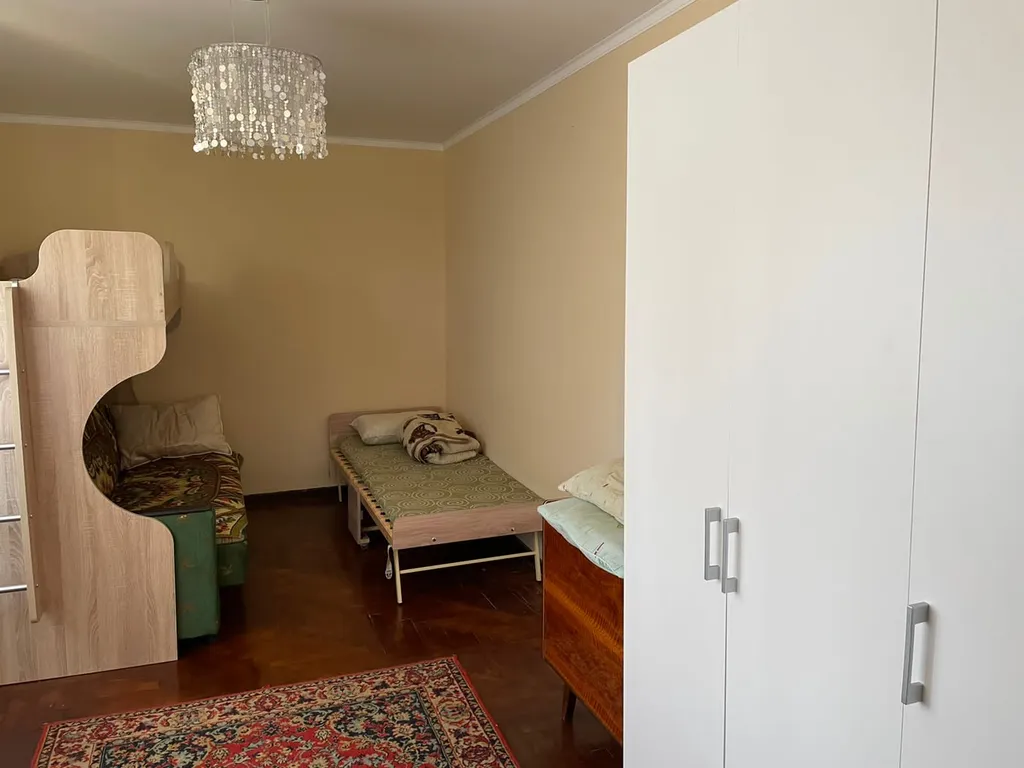 Маяк и море через дорогу