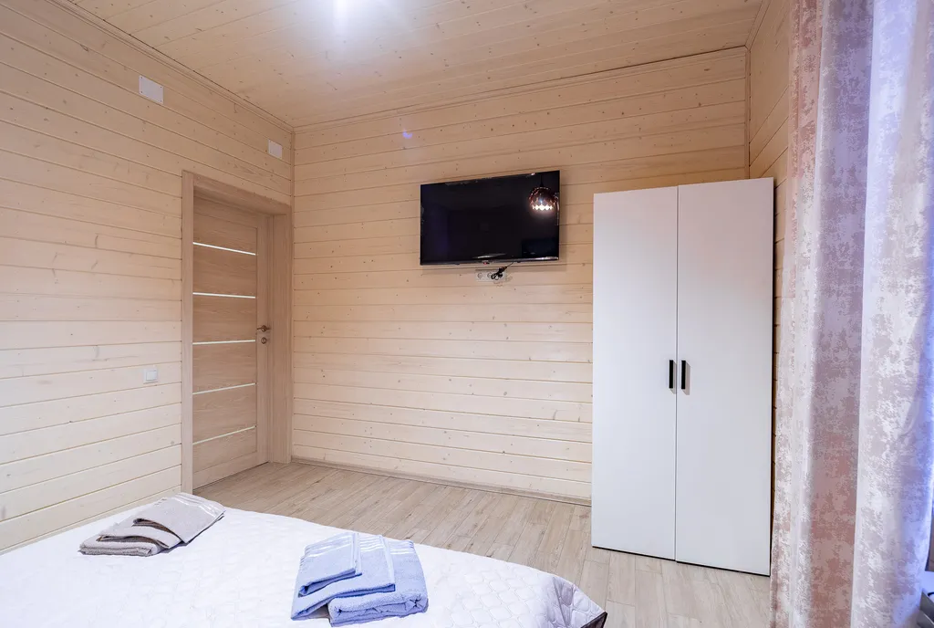 Уютный коттедж с горячей купелью и сауной - 10 минут от города