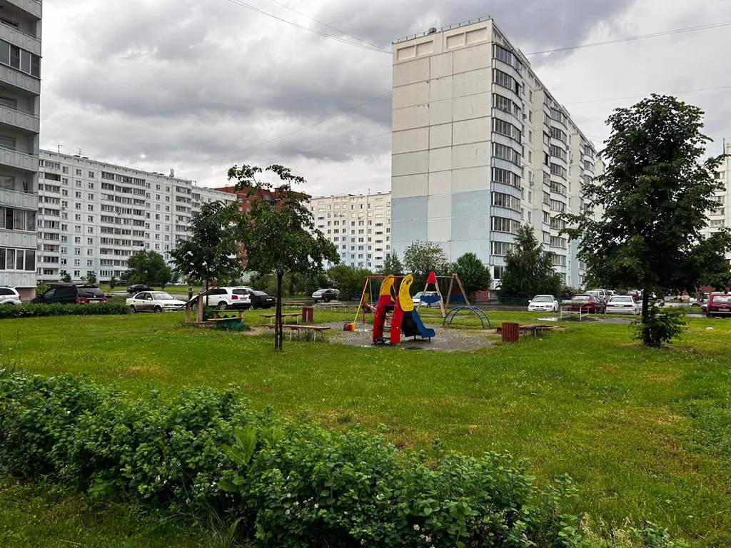 Современная трехкомнатная квартира с большой кухней