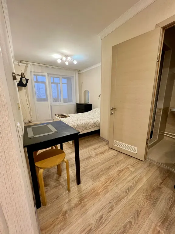 Уютная студия с двуспальной кроватью, балконом и видом на город