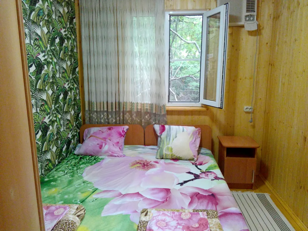 Уютный двухкомнатный домик в лесу