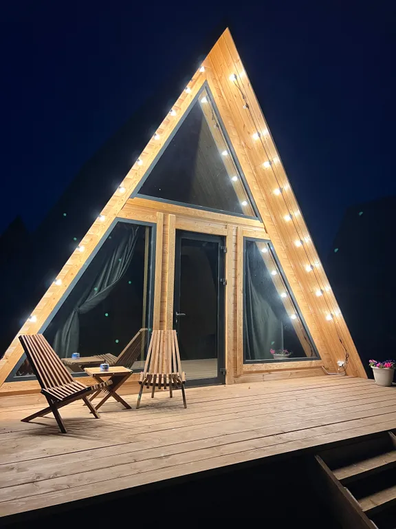 Треугольный дом на берегу реки