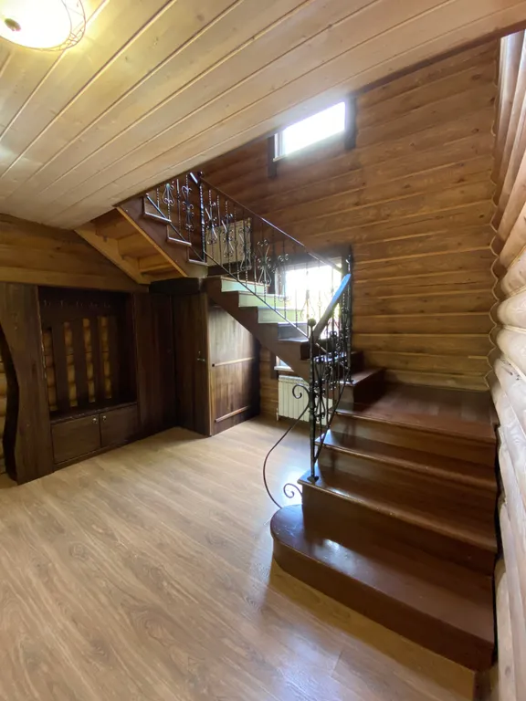 Уютный дом с камином в центре