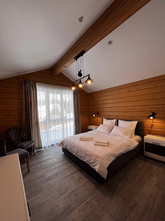 Усадьба в лесу с видом на горы