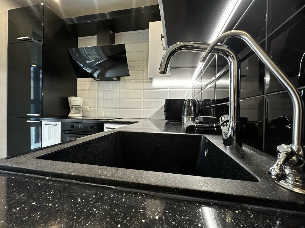 Стильные апартаменты с парящей кроватью и джакузи