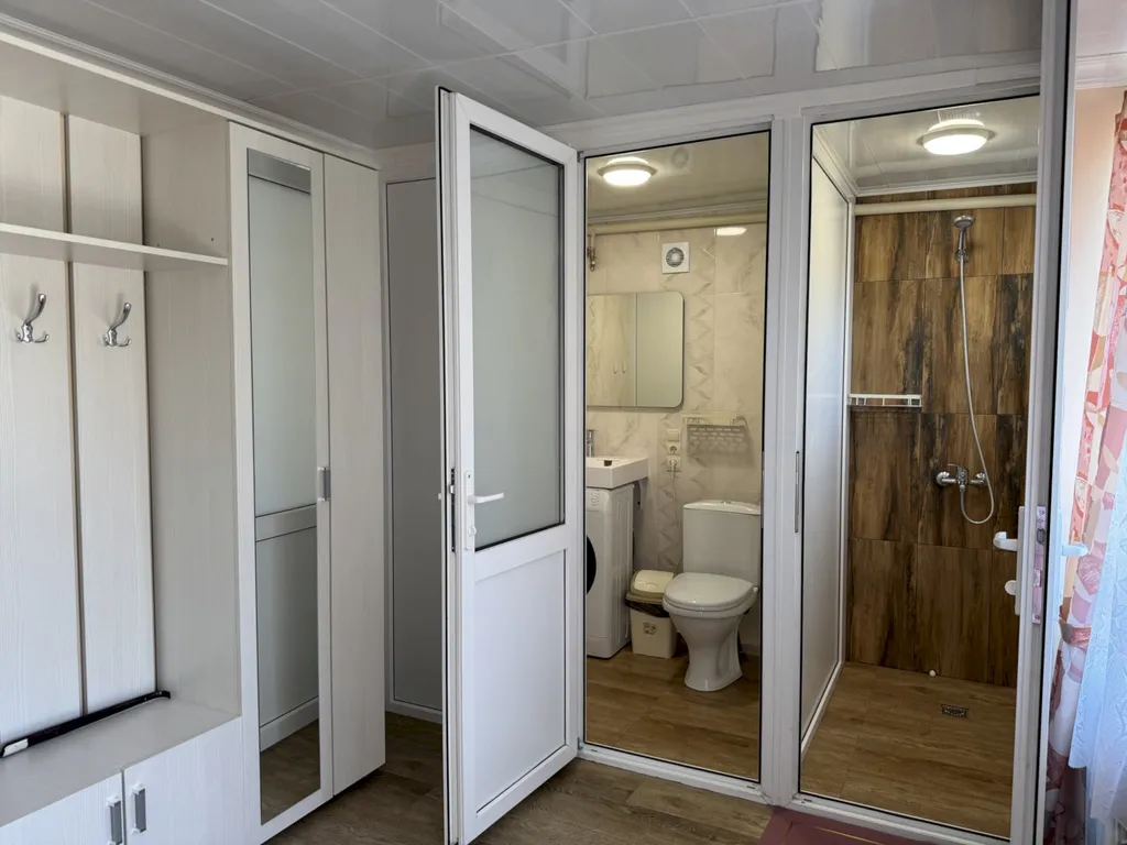 Четырёхкомнатный дом с двориком и мангалом – центр