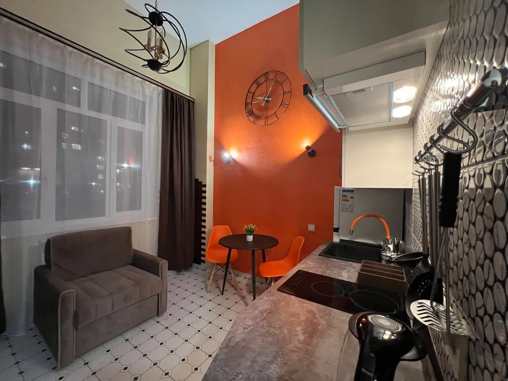 Стильная двухуровневая студия Оранж