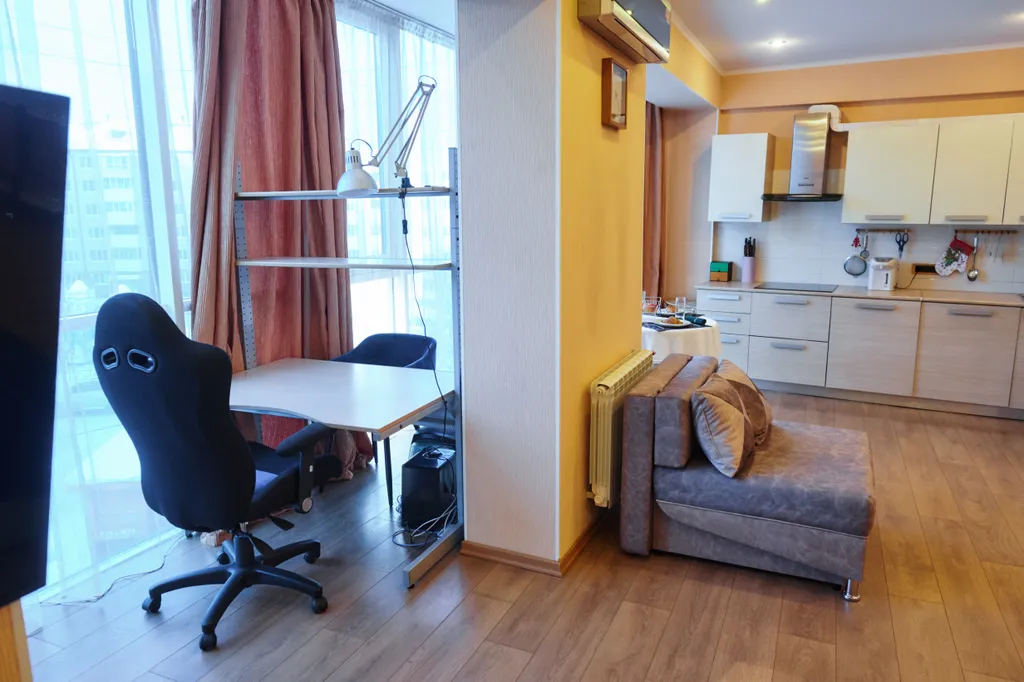 Уютная современная студия с удобным рабочим местом