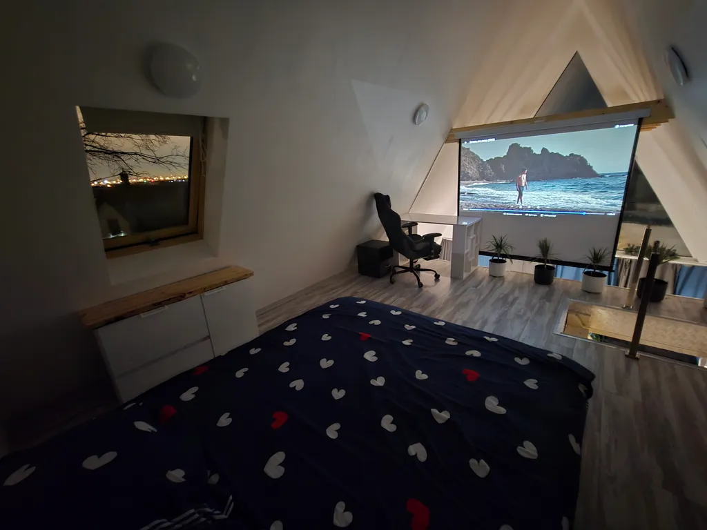 Дом у пруда