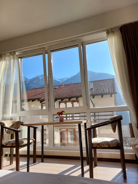 Студия с видом на горы и балконом