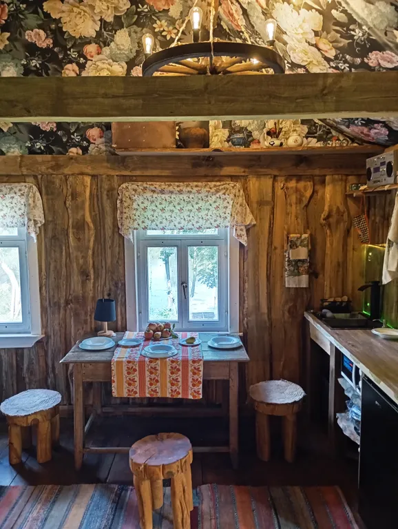 Изба с уютом детства, деревенский дом с баней и русским бытом