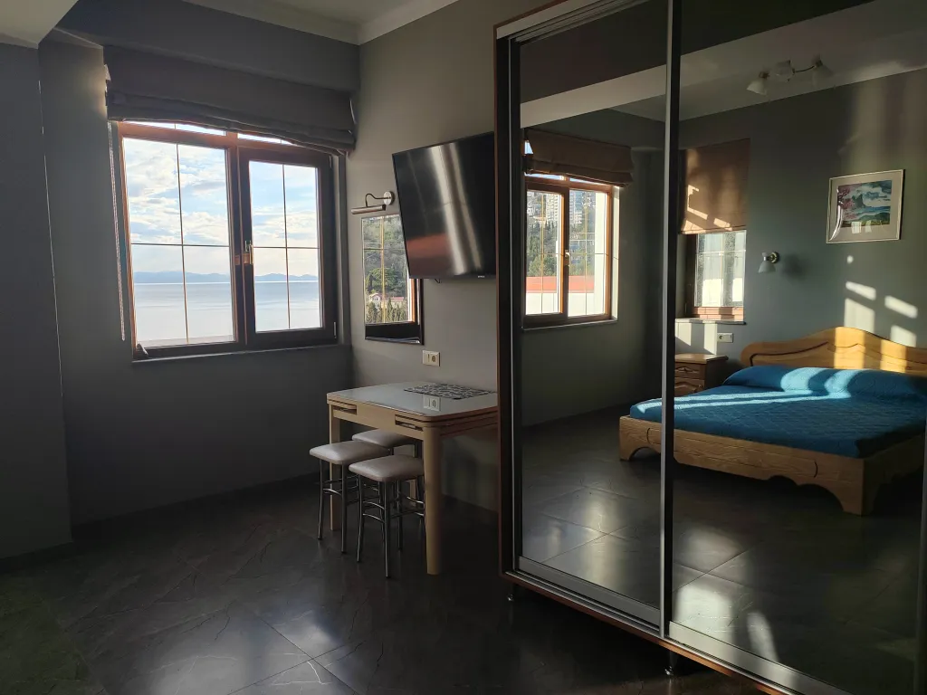 Квартира-студия у моря на 1 линии с балконом