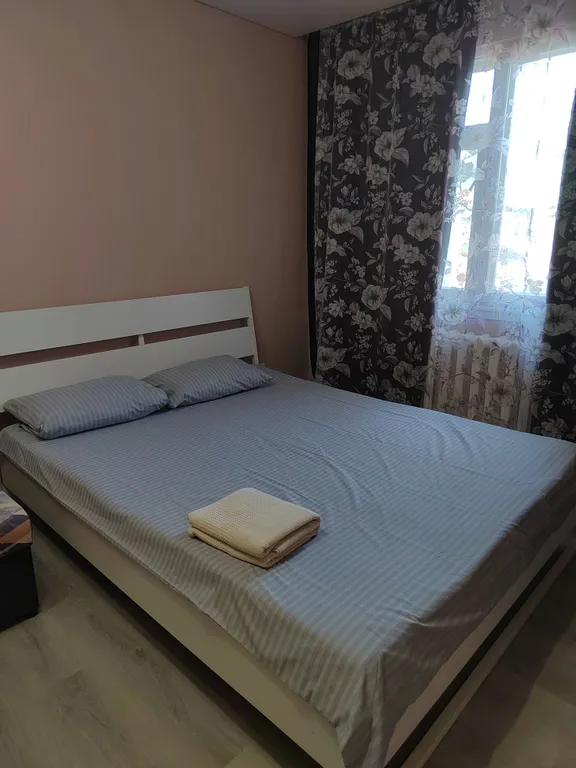 Дом с часами, в самом центре