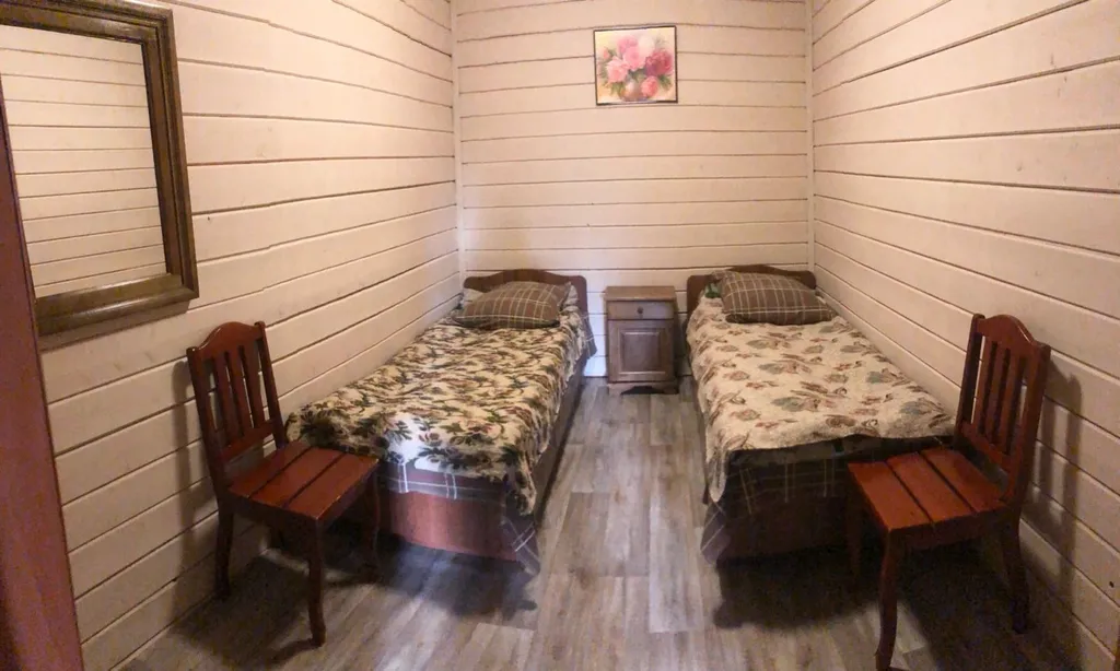 Деревянный коттедж с большой территорией рядом с городом