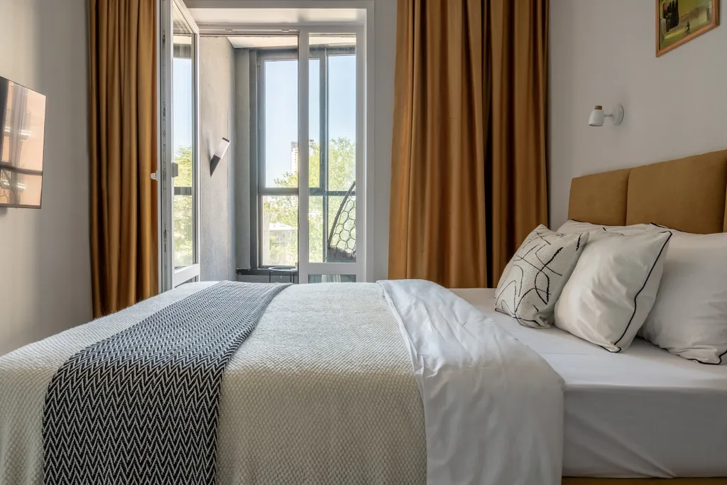 Светлая квартира с креслом на балконе