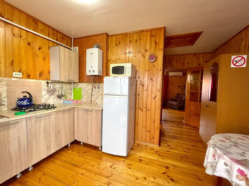 Коттедж Трехкомнатные апартаменты с балконом и с отдельным входом на земле — Анапа