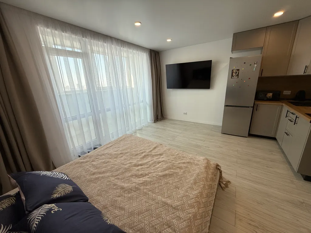 Уютная студия в центре города с видом на лес и море