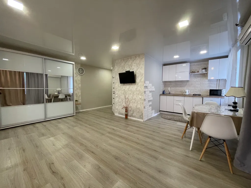 Большая шикарная квартира-студия в центре возле моря