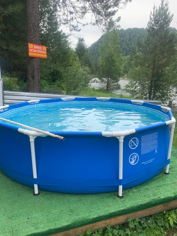 Уютный дом на берегу реки