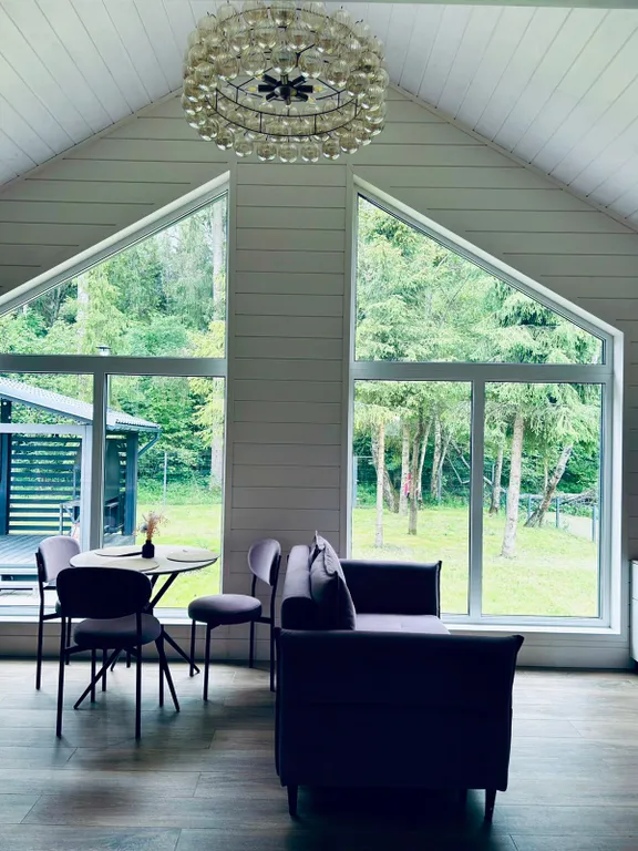 Дом в лесу у озера