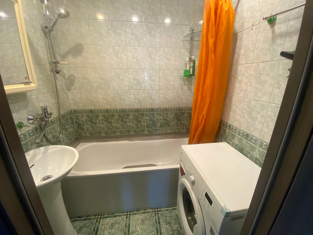 2-комнатная квартира с балконом и видом на город и залив